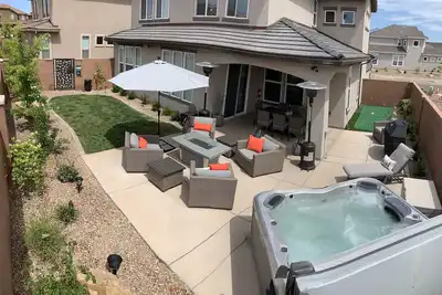 Image de Tout neuf! Luxe 5 lits! Spa privé! Foyer! Cour arrière privée!