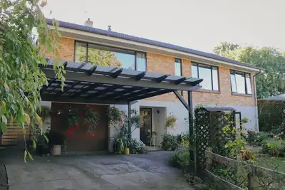 Image de Light filled upstairs home minutes from central Hamilton
