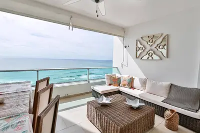 Image de Luxury Beachfront w\/ 80 Inch SmartTV, Full Kitchen