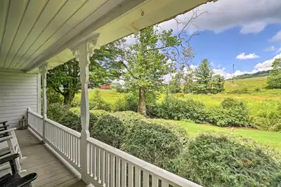 Image de Nouveau! Cozy West Jefferson Cottage w \/ Private Hot Tub