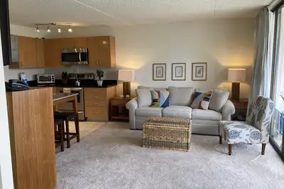 Image de Deluxe Condo, Free Parking & Wi-Fi