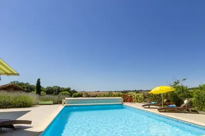 Image de Jolie maison. Piscine privée sécurisée, tennis, vue. Près des restaurants