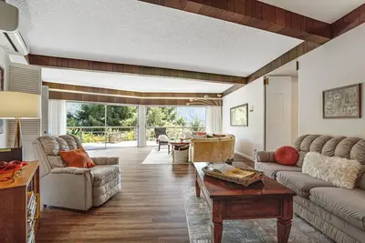 Image de Belle maison isolée donnant sur l'océan avec un grand balcon enveloppant!