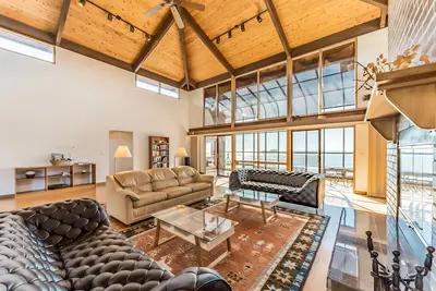 Image de Maison luxueuse avec vue sur l'océan, sauna, table de billard et plus encore!