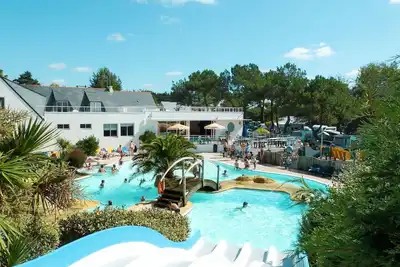 Image de Appartement dans une maison de vacances avec Wifi, piscine, Tv, terrasse, animaux admis, parking