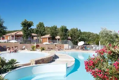 Image de Appartement dans une maison de vacances avec bain à remous, piscine, climatisation, Wifi, terrasse