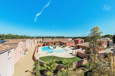 Image de Appartement dans une maison de vacances avec Wifi, piscine, Tv, terrasse, animaux admis, parking