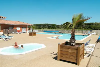 Image de Appartement dans une maison de vacances avec Wifi, piscine, Tv, terrasse, animaux admis, parking