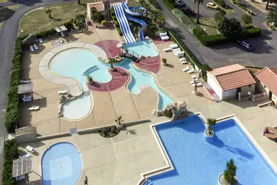 Image de Appartement dans une maison de vacances avec piscine, climatisation, Wifi, Tv, terrasse, parking