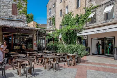 Image de Appartement dans une maison de vacances avec piscine, climatisation, Wifi, Tv, terrasse, parking