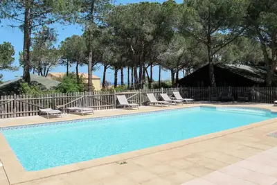 Joli appartement dans une maison de vacances avec Wifi, piscine, Tv, patio, animaux admis et parking