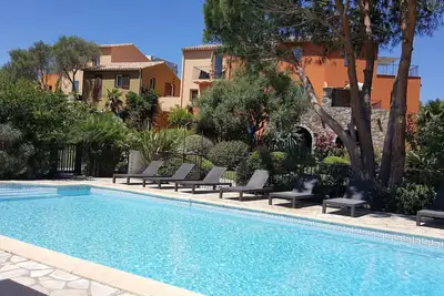 Image de Joli appartement pour 2 personnes avec Wifi, piscine, climatisation, terrasse et parking