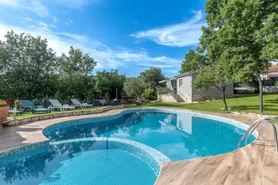Image de Bel appartement avec bain à remous, piscine, Wifi, Tv, terrasse, animaux admis et parking