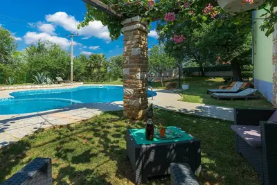 Image de Joli appartement pour 5 personnes avec piscine, Wifi, Tv, terrasse, animaux admis et parking