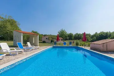 Image de Belle maison de vacances privée avec piscine privée, Wifi, Tv, patio, animaux admis, parking