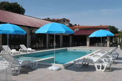 Image de Joli appartement dans une maison de vacances avec piscine, Wifi, climatisation, Tv, patio, parking