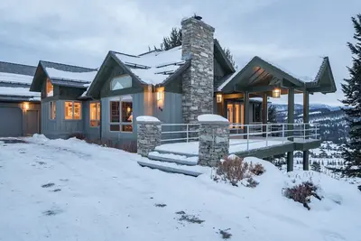 Image de Maison de montagne contemporaine avec terrasse enveloppante et vues à 360 degrés