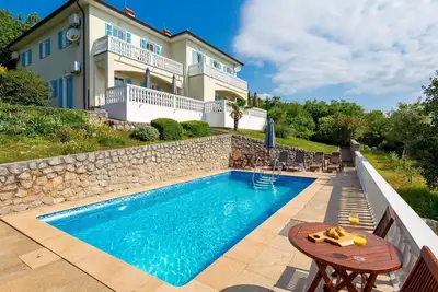 Image de Appartement dans une maison de vacances avec climatisation, piscine, Wifi, Tv, terrasse, parking