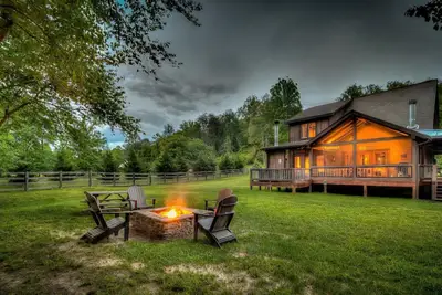 Image de Cabine côté ruisseau avec 2 chambres principales, foyer, immense véranda grillagée et plus!
