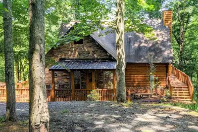 Image de Charmant et confortable côté ruisseau de la cabine avec bain à remous, wi-fi, foyer, et plus encore!