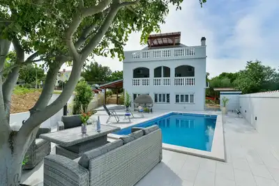 Image de Joli appartement pour 5 personnes avec climatisation, Wifi, piscine, Tv, terrasse et parking
