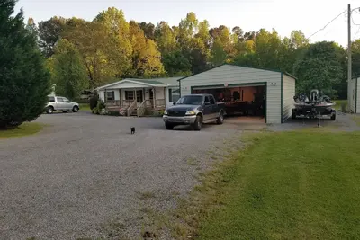Image de Maison de vacances de pĂŞche et volaille LureMeInn avec garage pour 2 bateaux et parking circulaire!