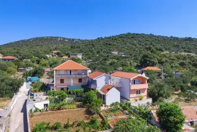 Bel appartement pour 4 personnes avec climatisation, Wifi, Tv, balcon, animaux admis et parking