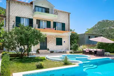 Image de Joli appartement pour 5 personnes avec climatisation, Wifi, piscine, Tv, terrasse et animaux admis