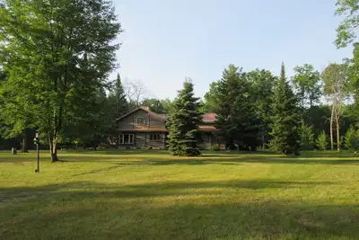 Image de Maison en rondins dans les bois près de l'accès aux sentiers et à proximité du magnifique lac Sainte-Hélène