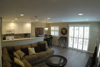 Image de Condo deux chambres et une salle de bain ~ \"Home Away From Home\"