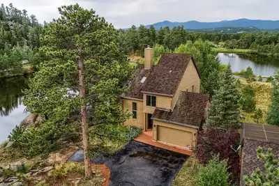 Image de Belle maison au bord du lac située dans une communauté de parcours de golf fermée dans les montagnes