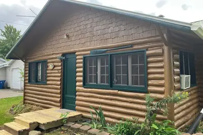 Image de Superbe cabine rustique authentique au bord du lac