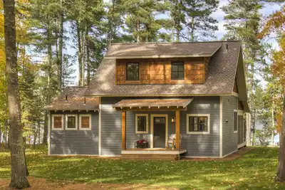 Image de Tout nouveau Lakehouse de style côtier Ten Mile Lake