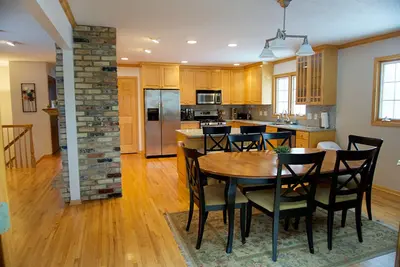 Image de 5 bdrm house w/Hot Tub across from Moore Lake Park