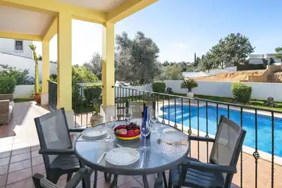 Image de Casa Estombar - Cette villa familiale très bien située avec trois chambres est située dans le petit