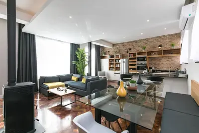 Image de Penthouse flambant neuf au centre-ville avec bain à remous sur le toit et jeu d'échecs géant