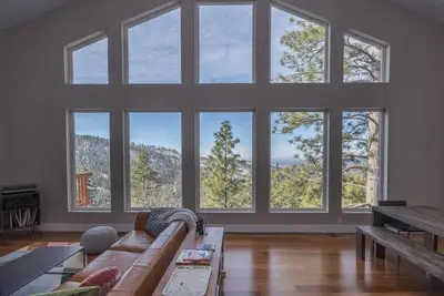 Image de Aerial Ascent Yosemite est un spacieux, trois chambres, deux salles de bain, 10 couchages confortablement, nouvelle construction. . .