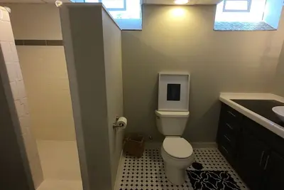 Image de 3-Br Propre, confortable, Ă pied de Big House et plus