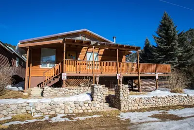 Image de Magnifique chalet familial de 5 chambres au centre-ville de Red River!