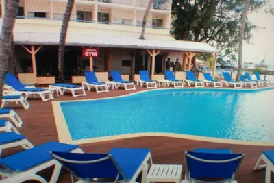 Image de studio climatisé hôtel carayou avec 2 piscines et les pieds dans l'eau de mer