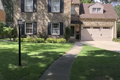 Image de Grande maison dans un beau quartier juste au sud de Notre Dame