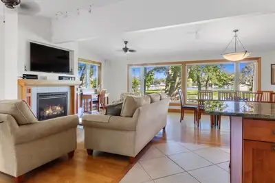 Image de Maison calme au bord du lac pour toute la famille! - Hayley's Hideaway