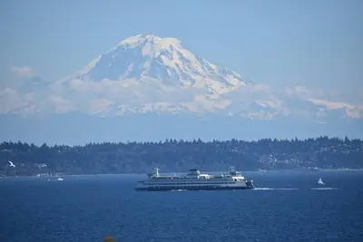 Image de Spectaculaire front de mer Bainbridge Island Home. Vues Ă couper le souffle!