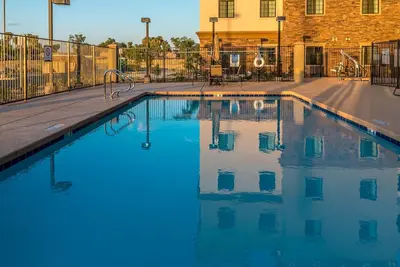 Image de Piscine extérieure chauffée | Suite accessible aux malentendants dans un emplacement central incroyable