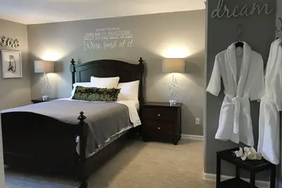 Image de Maison d'entrée de niveau inférieur avec patio privé et cour arrière.