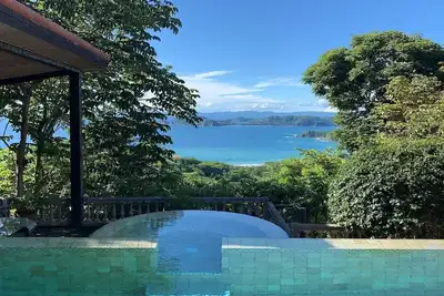 Image de Grande villa de luxe avec une vue spectaculaire, un patio à plusieurs niveaux et une piscine à débordement