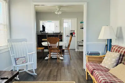Image de Beach Block, Renovated 2 bdrm, sleep 6, 2nd Flr unit Parking and 4 beach badges
