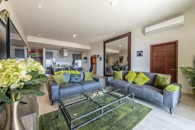 Image de Luxueux, sexy, condo avec vue sur l'océan à couper le souffle et piscine à débordement