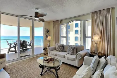 Image de Condo en bord de mer avec vue imprenable et accès à toutes les commodités du complexe!
