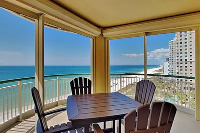 Image de Condo en bord de mer avec des vues incroyables et des équipements de style Resort!